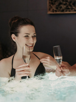Privátní whirlpool pro 2 osoby 80 min (po-čt v čase 10-14 hod.)